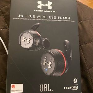 Under Armour True Wireless flash